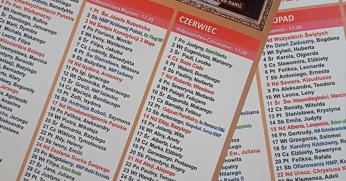 Kalendarz parafialny leżący na stole, przyniesiony podczas kolędy